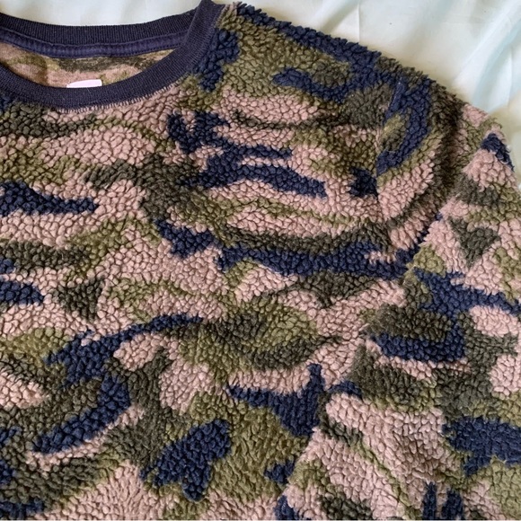 Gap Kids Boys Camouflage Sherpa Crewneck Sweatshirt - Picture 2 of 3